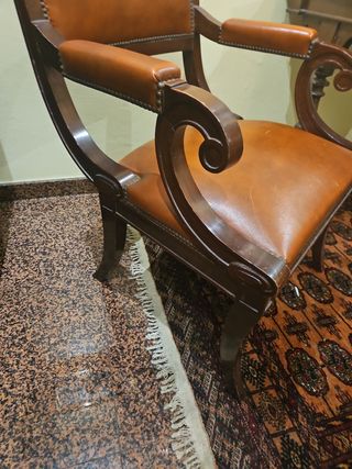 Sillas de piel y madera maciza