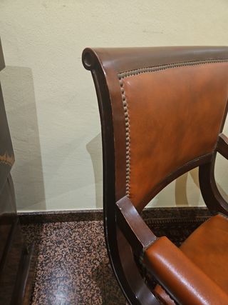 Sillas de piel y madera maciza