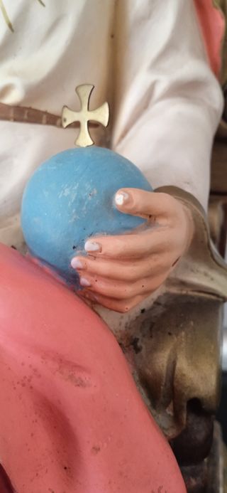 Antigua escultura del Sagrado Corazón de Jesús.