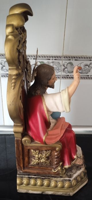 Antigua escultura del Sagrado Corazón de Jesús.