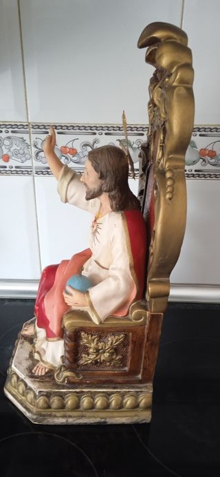 Antigua escultura del Sagrado Corazón de Jesús.