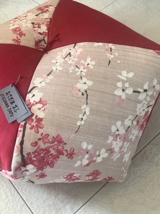 Pouf in stile giapponese con fiori di ciliegio