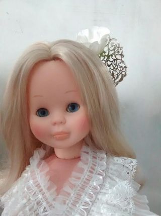 Nancy Peineta y flor