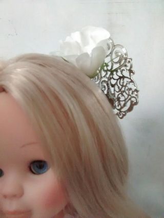 Nancy Peineta y flor