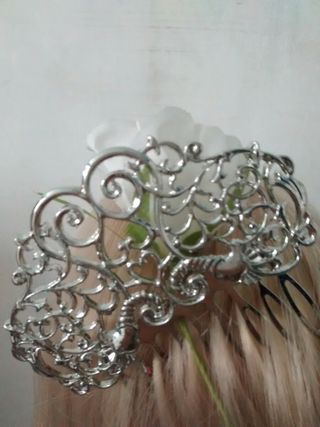 Nancy Peineta y flor