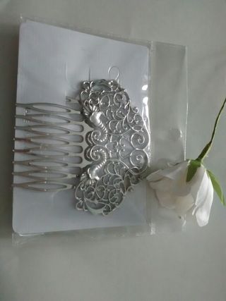 Nancy Peineta y flor