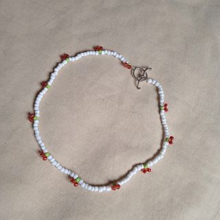 Collar cerezas blanco handmade