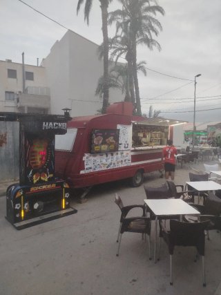 Empresa con Food-Truck, vehiculos y ruta