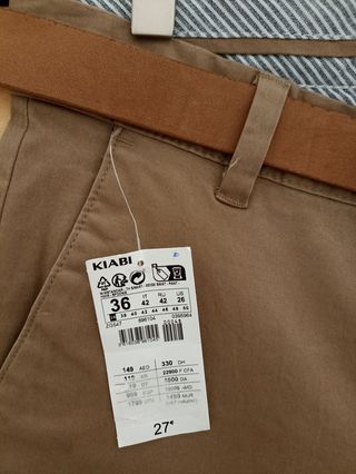 Pantalón chino con cinturón 