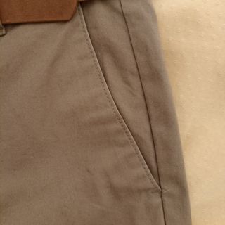 Pantalón chino con cinturón 