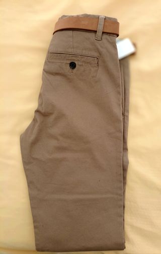 Pantalón chino con cinturón 