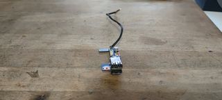 Se vende placa boton encedido y puertos usb.
