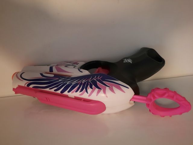 Pistola de dardos. juguete. Ideal .