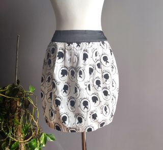 Falda corta blanca y negra estampada 