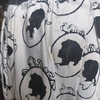 Falda corta blanca y negra estampada 