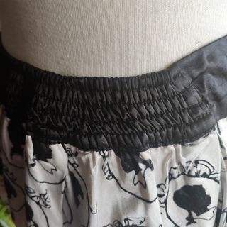 Falda corta blanca y negra estampada 