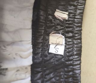 Falda corta blanca y negra estampada 