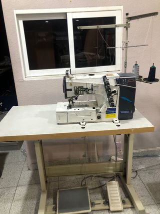 Fabbrica tessile... macchine da cucire industriali