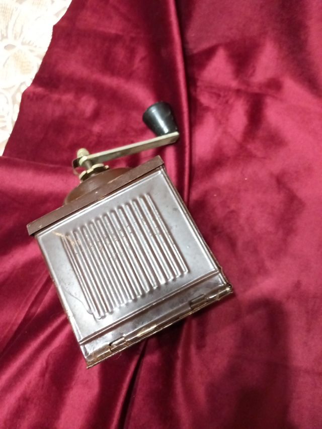 Macinino caffe vintage in ferro