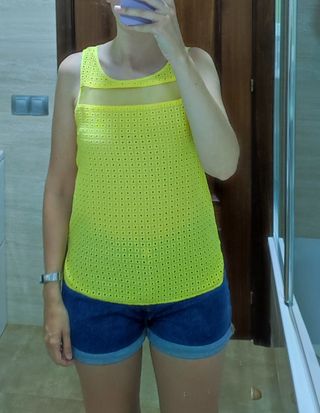 Blusa troquelada amarilla