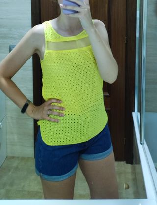 Blusa troquelada amarilla