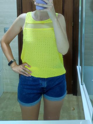 Blusa troquelada amarilla