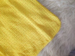 Blusa troquelada amarilla