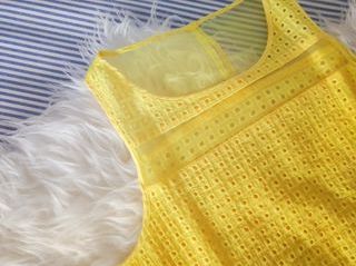 Blusa troquelada amarilla