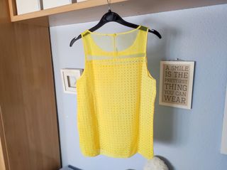 Blusa troquelada amarilla