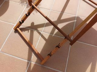 Tumbona de tela y madera con reposapies