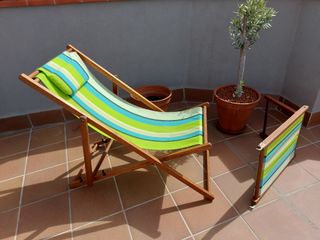 Tumbona de tela y madera con reposapies