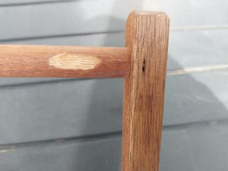 Tumbona de tela y madera con reposapies