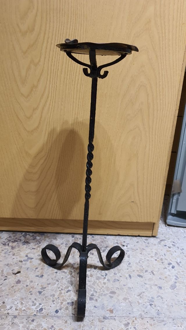 Cenicero de pie de metal