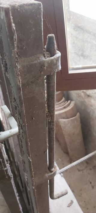 Puerta valla exterior.