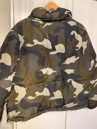 Abrigo/Plumas de camuflaje de H&M