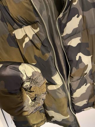 Abrigo/Plumas de camuflaje de H&M