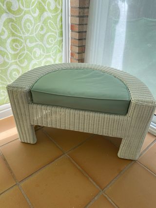 Conjunto de jardin de sofás blancos y mesa central