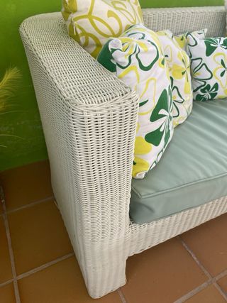 Conjunto de jardin de sofás blancos y mesa central