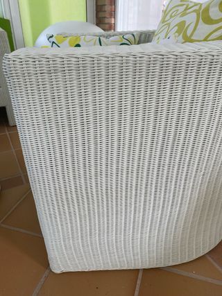Conjunto de jardin de sofás blancos y mesa central