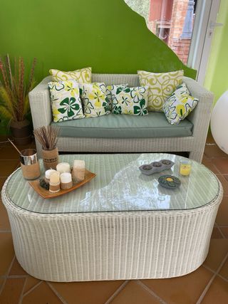 Conjunto de jardin de sofás blancos y mesa central
