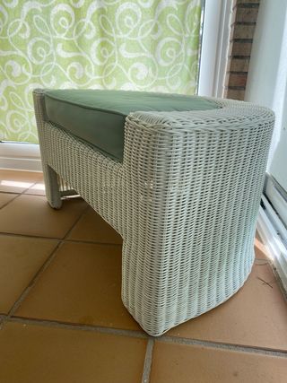 Conjunto de jardin de sofás blancos y mesa central