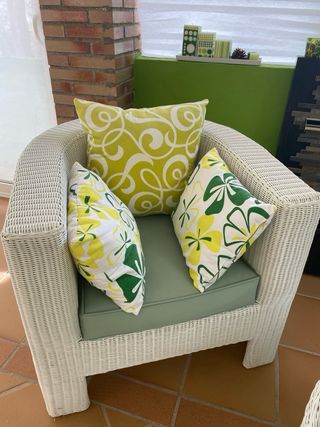 Conjunto de jardin de sofás blancos y mesa central