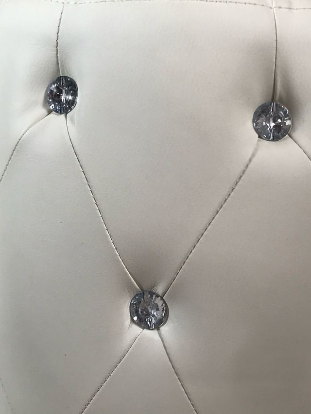 Taburete blanco para tocador