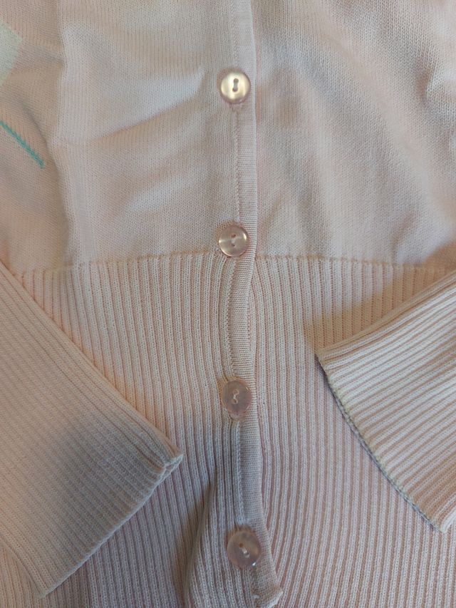 Cardigan rosa con bottoni