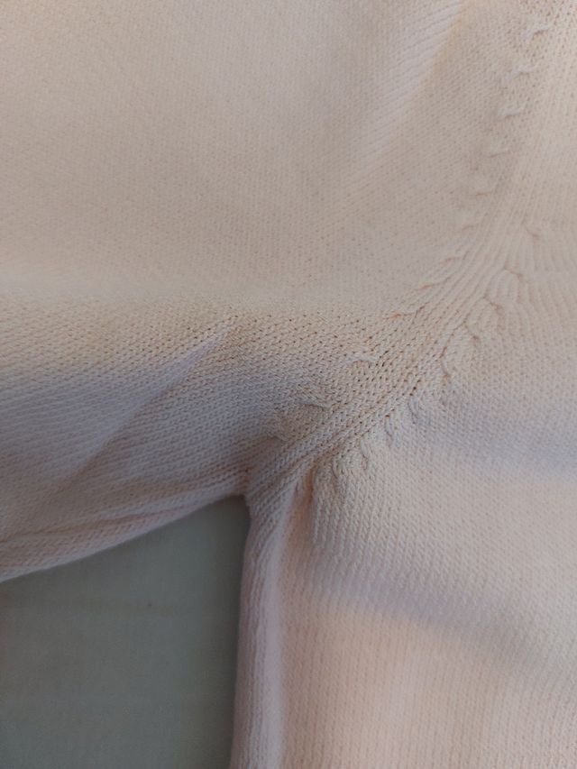 Cardigan rosa con bottoni