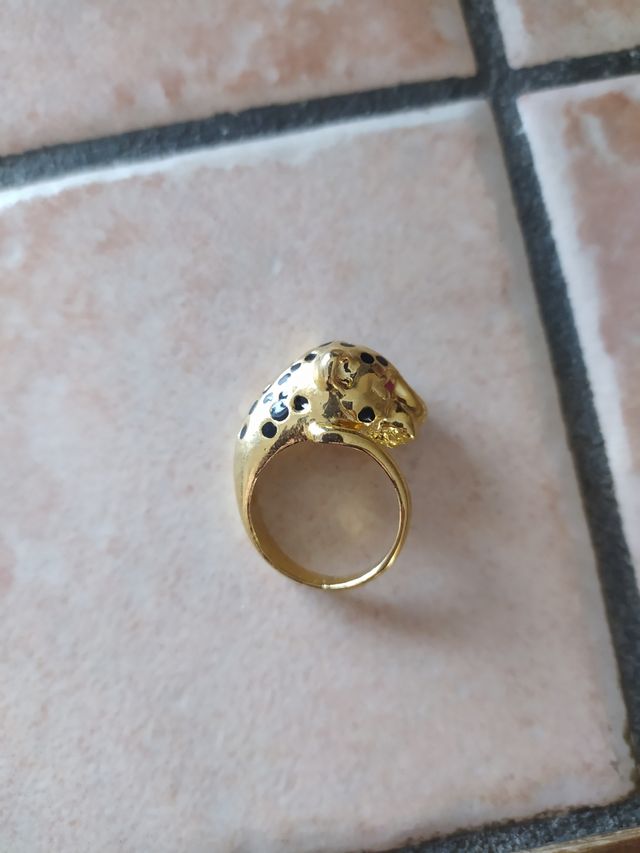 Anello con leopardo in metallo