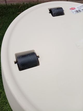 Maceta con ruedas color crema