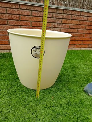 Maceta con ruedas color crema