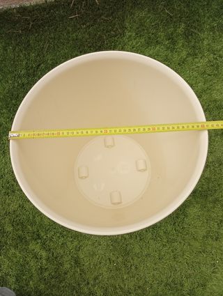 Maceta con ruedas color crema