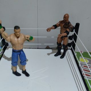 WWE Ring con jaula infernal y dos muñeco